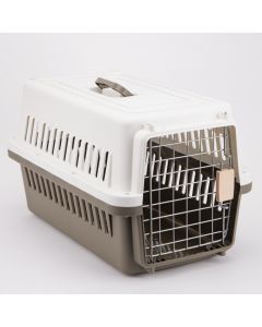 Caja plástica transportadora para mascota bicolor 58.5x37x36cm surtido