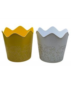 Balde metálico con relieve floral