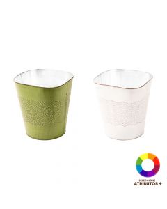 Balde metálico con relieve floral