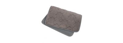 Alfombra afelpada con relieve gris oscuro