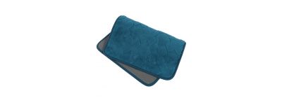 Alfombra afelpada con relieve azul