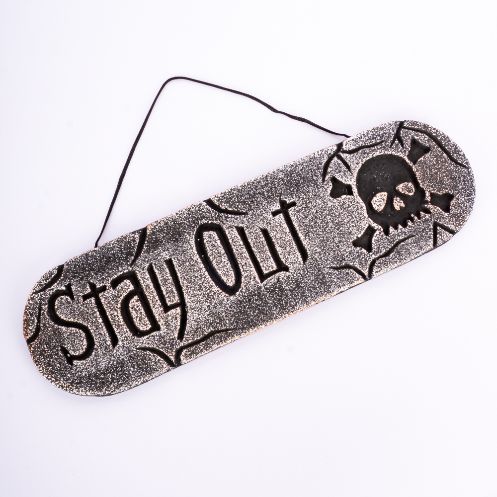 Letrero Halloween con relieve calavera detalle stay out 40x11.5cm