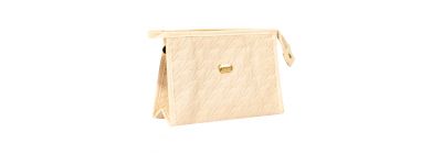 Cosmetiquera lisa y detalle costura con placa fashion 23x7.5x15cm