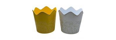 Balde metálico con relieve floral