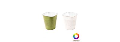 Balde metálico con relieve floral