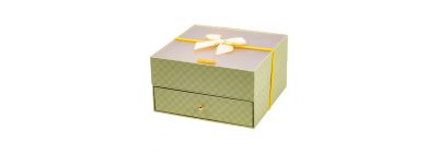 Caja verde con textura y lazo